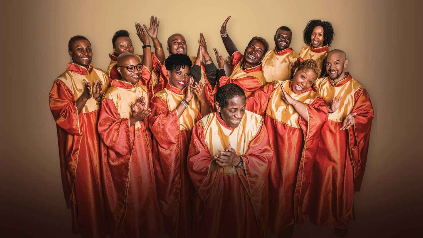 The Original Golden Voices of Gospel: das Ensemble in rot-goldenen Roben